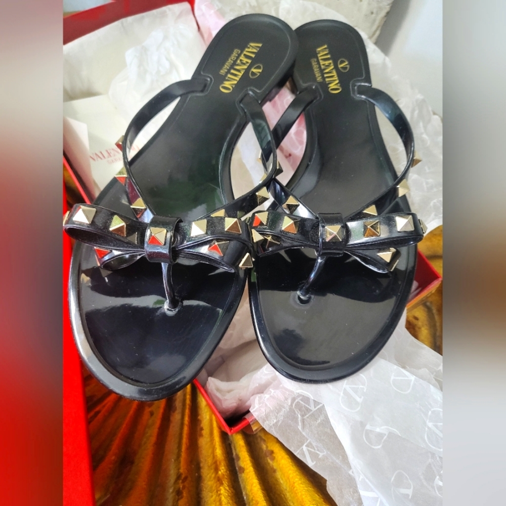 VALENTINO ROCK STUD THONG SANDAL **AUTHENTIC **